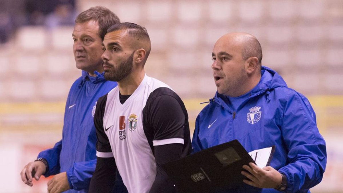 Ángel Viadero (izquierda), junto al futbolista Luis Ángel (centro) y Óscar Río ‘Fosky’, el segundo entrenador.-ISRAEL L. MURILLO