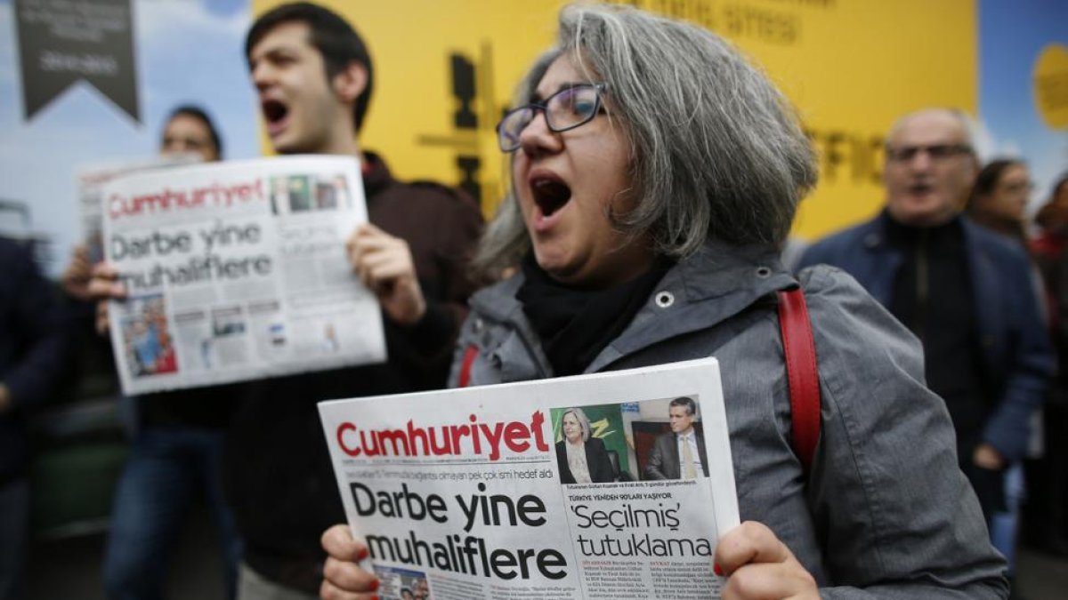 Lectores del diario 'Cumhuriyet' protestan contra la redada policial.-EMRAH GUREL / AP