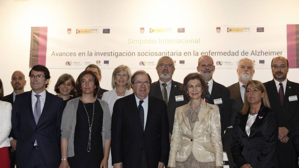 La reina Sofía inaugura el III Simposio Internacional ‘Avances en la investigación sociosanitaria en la enfermedad del Alzheimer’, en el que interviene el presidente en funciones de la Junta de Castilla y León, Juan Vicente Herrera, la presidenta de las c-Ical
