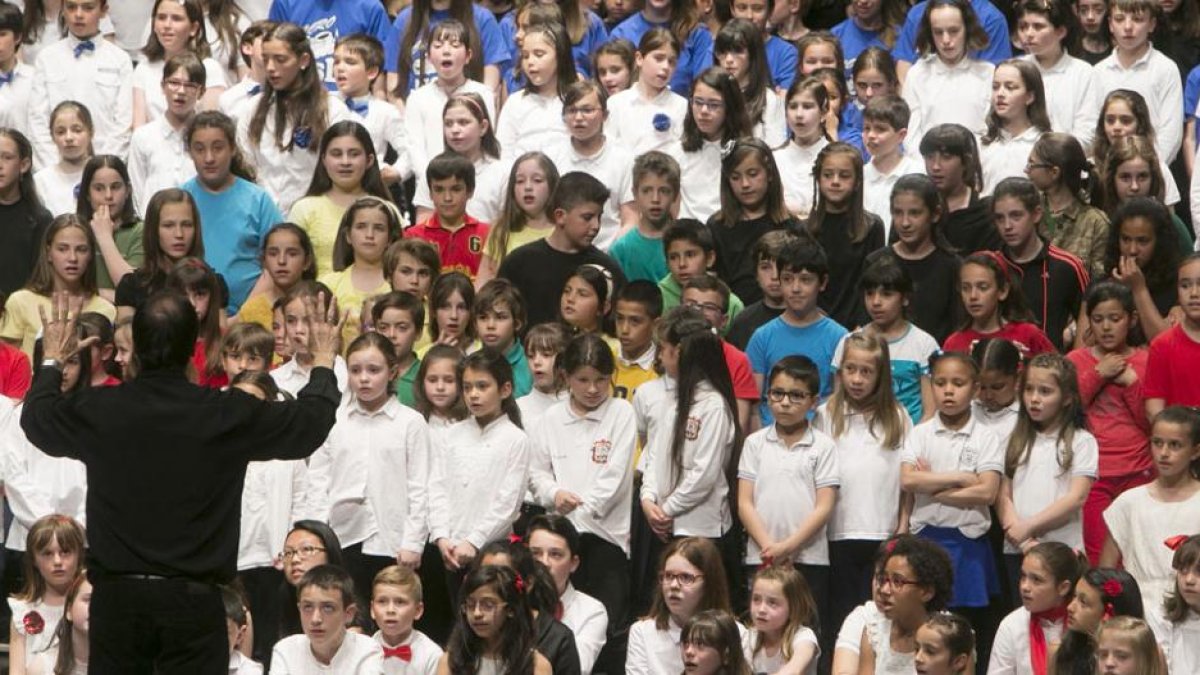 Los más de 500 escolares salieron al escenario juntos al final del concierto para interpretar dos canciones y el patrio ‘Himno a Burgos’.-Raúl Ochoa