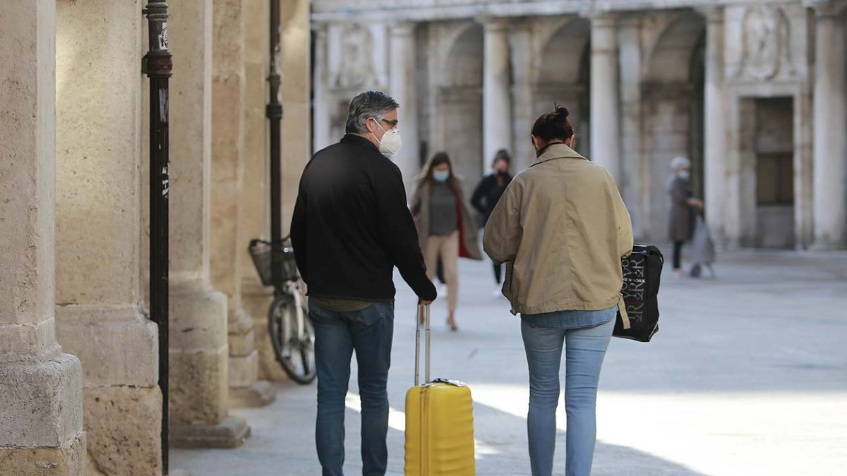 Unos turistas con maletas caminan hacia la Plaza Mayor. RAÚL G. OCHOA