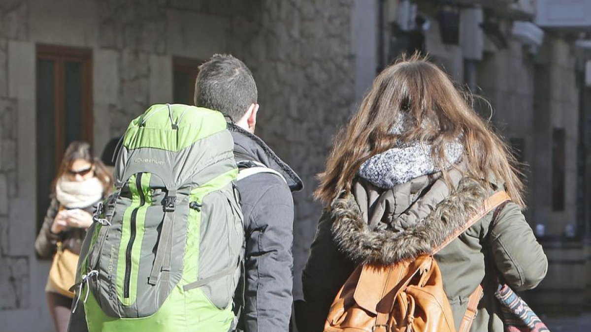 Dos jóvenes con equipaje por el centro de la ciudad.-ISRAEL L. MURILLO