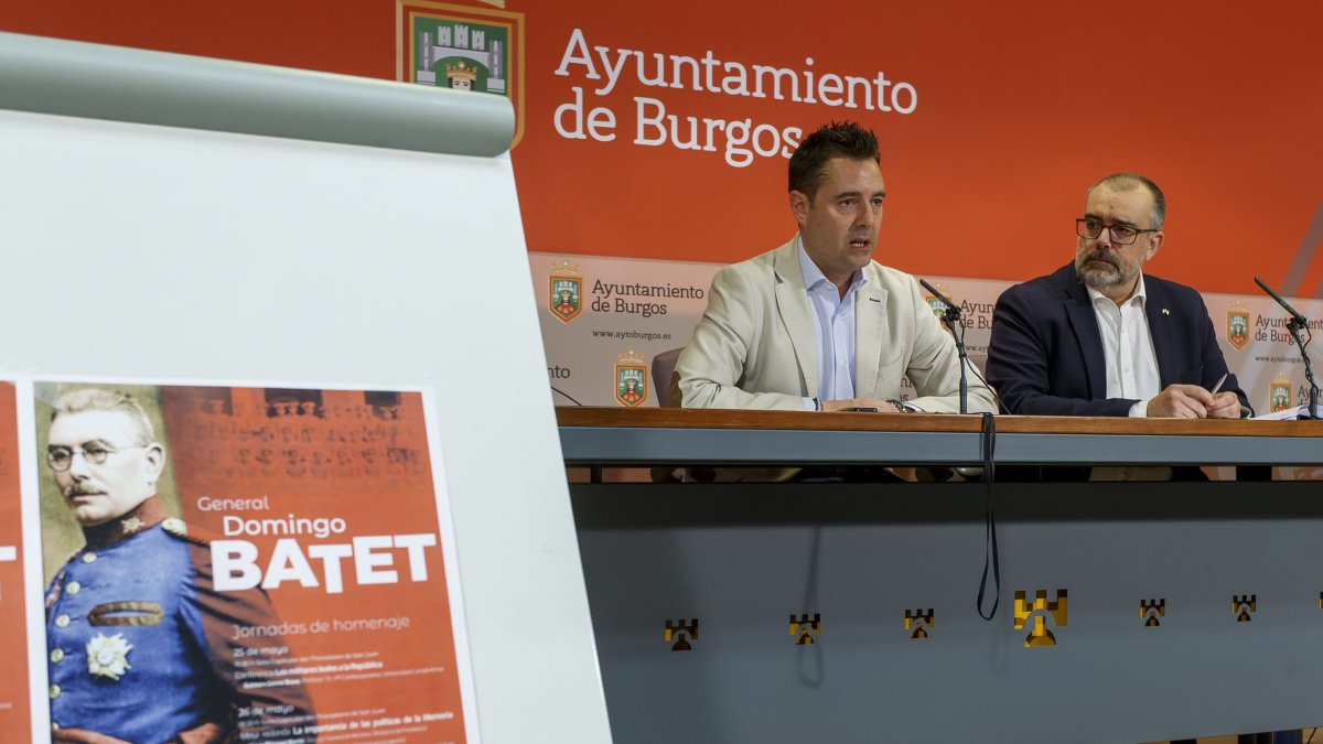 De la Rosa y Fernández de la Mata durante la presentación del homenaje a Domingo Batet. SANTI OTERO