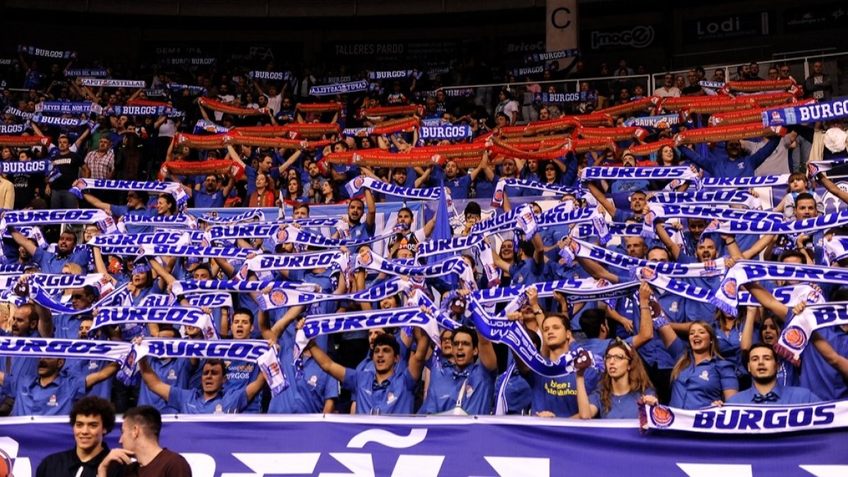 Los aficionados del Hereda San Pablo animan durante un partido. MARÍA GONZÁLEZ