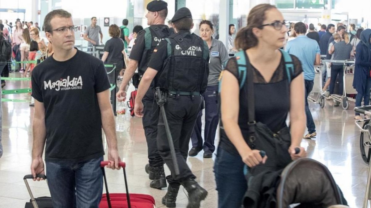 Guardia  Civil en los controles de seguridad del aeroperto de Barcelona.-FERRAN NADEU