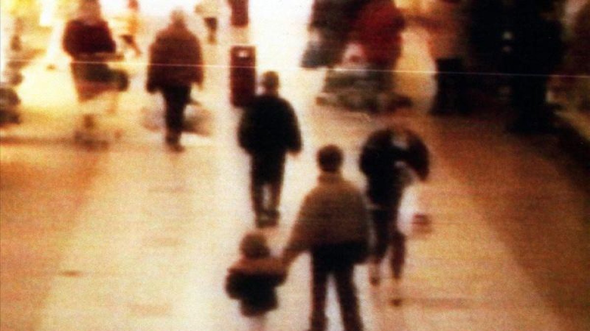 Imagen de vídeo en la que se ve al pequeño James de la mano de uno de sus asesinos, en 1993.-AP