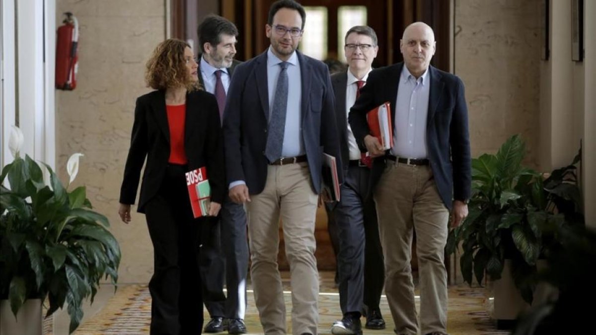 Llegada del equipo negociador del PSOE a la reunión a tres, con Podemos y Ciudadanos.-JOSE LUIS ROCA