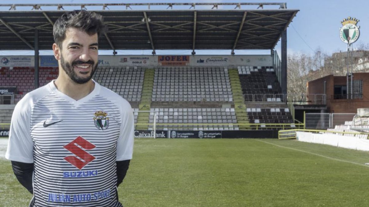 Álvaro Martín ‘Chevi’ posa en El Plantío con la camiseta del Burgos CF-Santi Otero