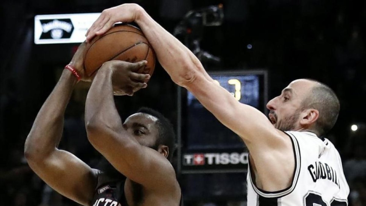 Manu Ginóbili tapona el tiro de James Harden en el último segundo del partido.-LARRY W. SMITH