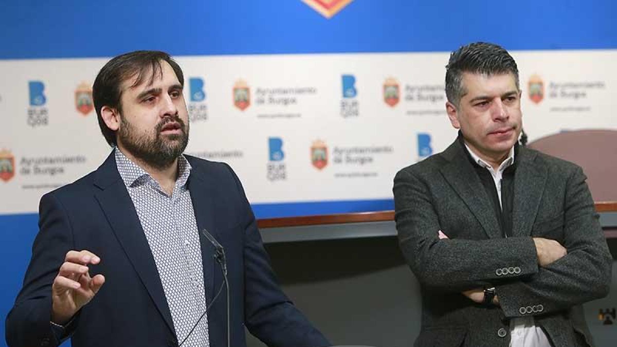 Jorge Berzosa durante la presentación del plan acompañado de Vicente Marañón.-RAÚL G. OCHOA