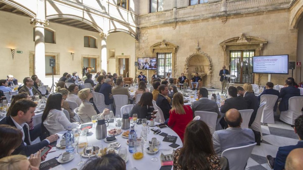 Un centenar de empresarios burgaleses acudieron a ll desayuno de trabajo del Palacio de Saldañuela.-ISRAEL L. MURILLO