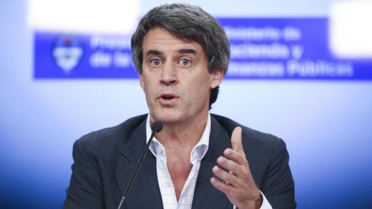 El ministro de Hacienda y Finanzas Publicas de Argentina, Alfonso Prat-Gay, durante una rueda de prensa en el Ministerio de Economia en Buenos Aires.-EFE / DAVID FERNANDEZ