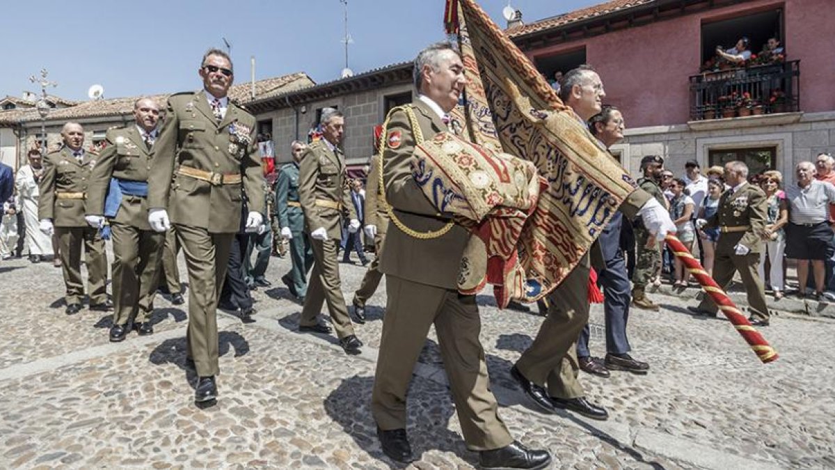 El general Manuel Romero Carril, máxima autoridad militar en Burgos, porta la réplica del pendón de las Navas de Tolosa.-SANTI OTERO