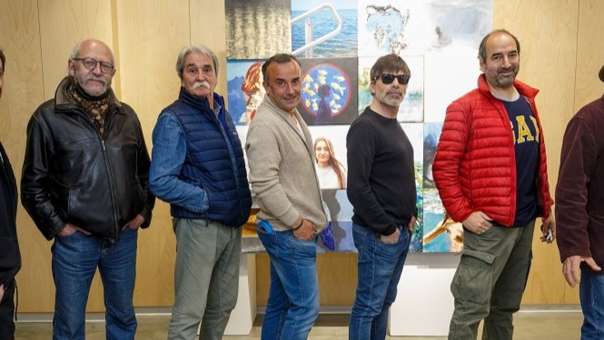 Simón de Castro, Luiso Orte, Sacris, Fran del Hoyo, Óskar Díaz, Ismael Ali de Unzaga y José Luis Ramos posan delante de la obra conjunta del GAP. SANTI OTERO