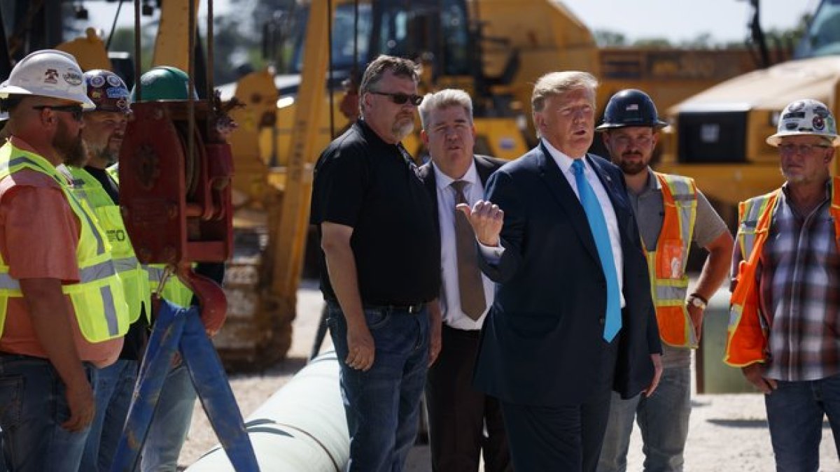 El presidente de los Estados Unidos, Donald Trump, en una visita a oleoductos.-AP