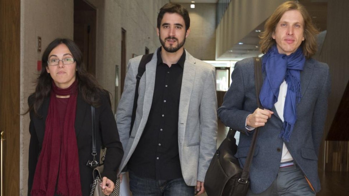 Los procuradores Juan Pablo Fernández Santos (D), Laura Domínguez Arroyo (I) y Pedro María de Palacio Maguregui (C), del Grupo Parlamentario Podemos CyL a su llegada al Pleno de las Cortes de Castilla y León.-Ical