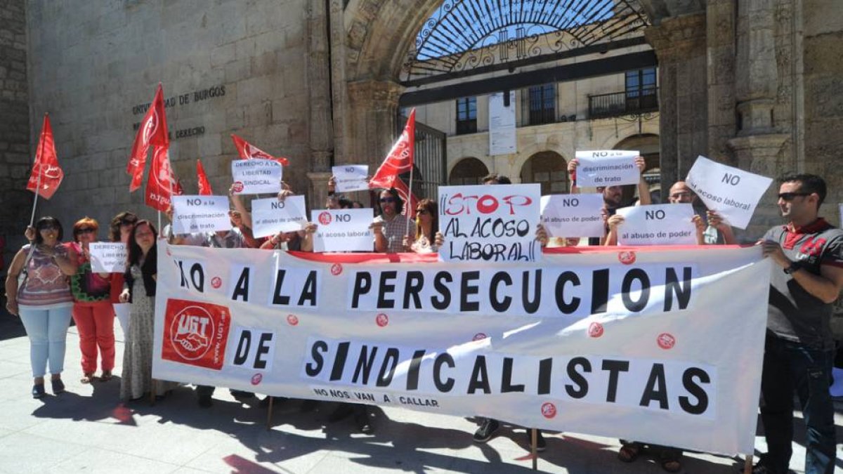 Concentración de trabajadores de la UBU frente a la Puerta Romeros.-I.L.M.