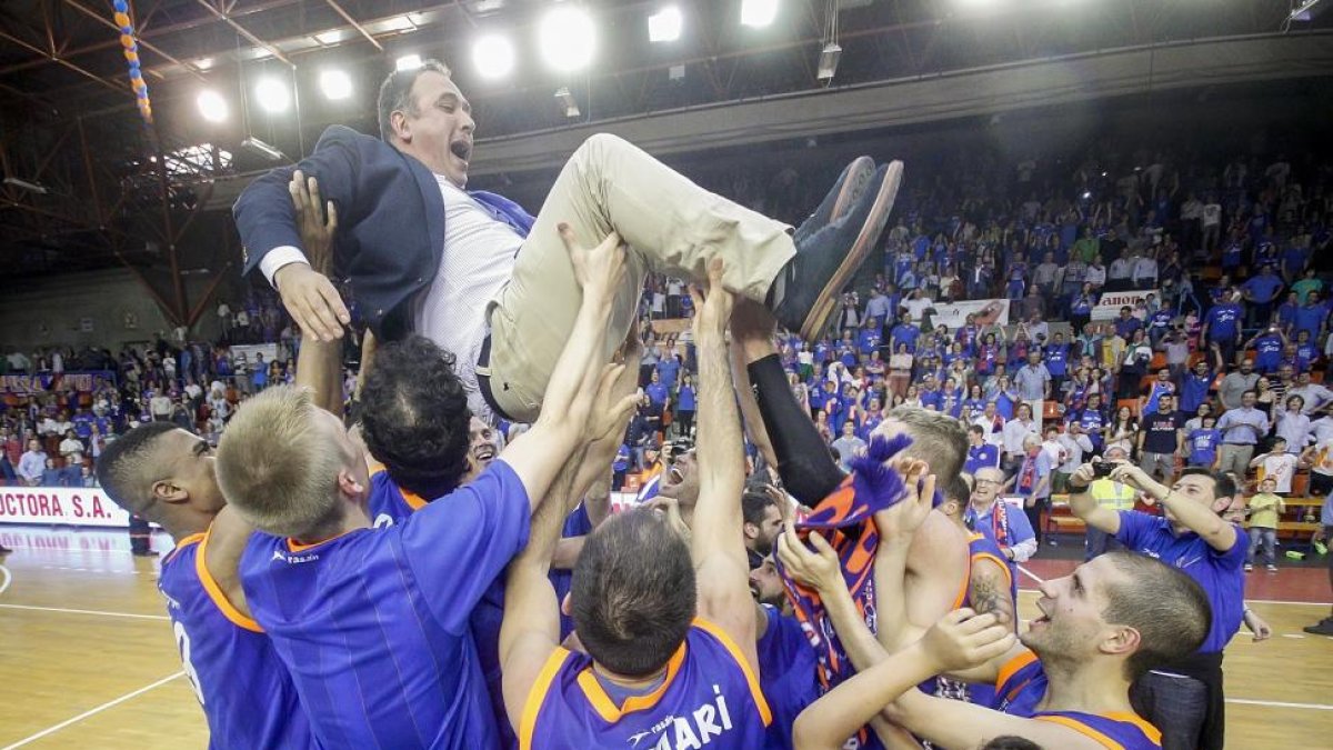 Los jugadores de lAutocid Tizona mantean a Andreu Casadevall tras el ascenso deportivo de 2014.-SANTI OTERO