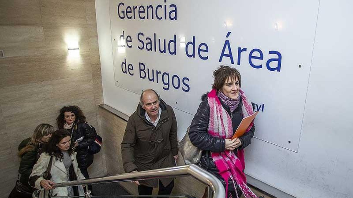 Los representantes de los médicos, ayer tras solicitar el cese de la gerente.-SANTI OTERO