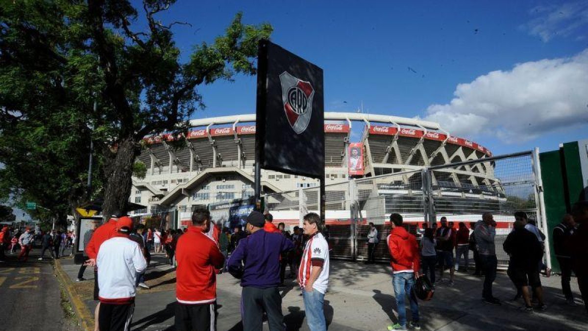 Aficionados del River, ante el estadio Monumental, el pasado sábado.-AFP