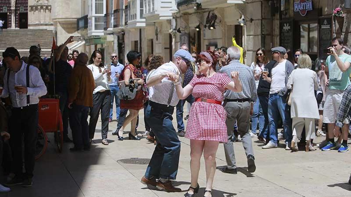 Los hoppers burgaleses bailan ante la mirada de los viandantes.-RAÚL G. OCHOA