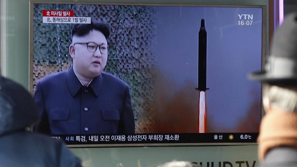 EFE / KIM HEE-CHUL Ciudadanos surcoreanos miran un informativo sobre el lanzamiento del misil, este domingo en Seúl.-