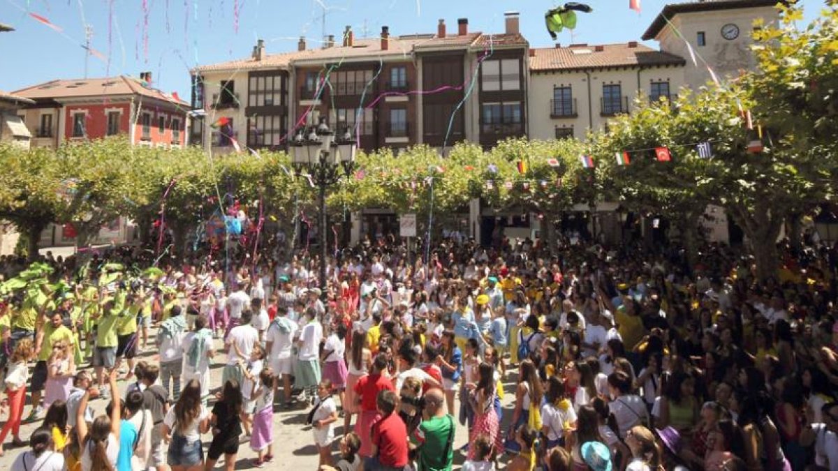 Una plaza abarrotada y llena de color esperaba con impaciencia el lanzamiento del cohete de las fiestas.-G.G.