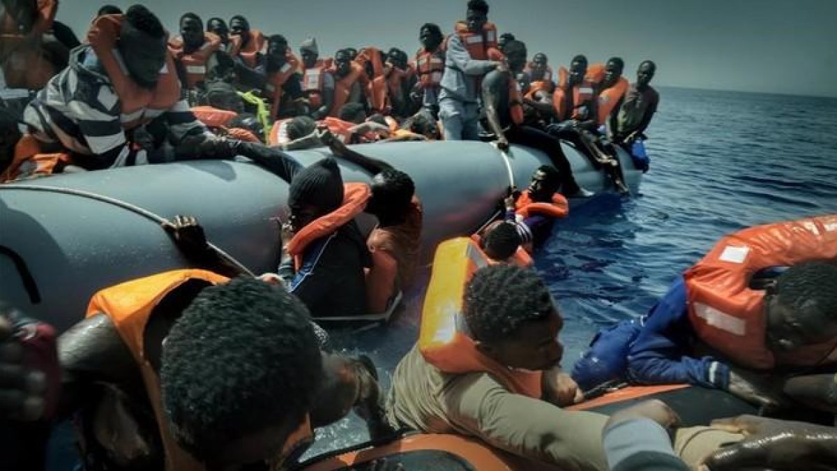 Rescate en alta mar de una barca repleta de inmigrantes y refugiados africanos, en aguas de Libia, este verano.-RICARDO GARCIA VILANOVA