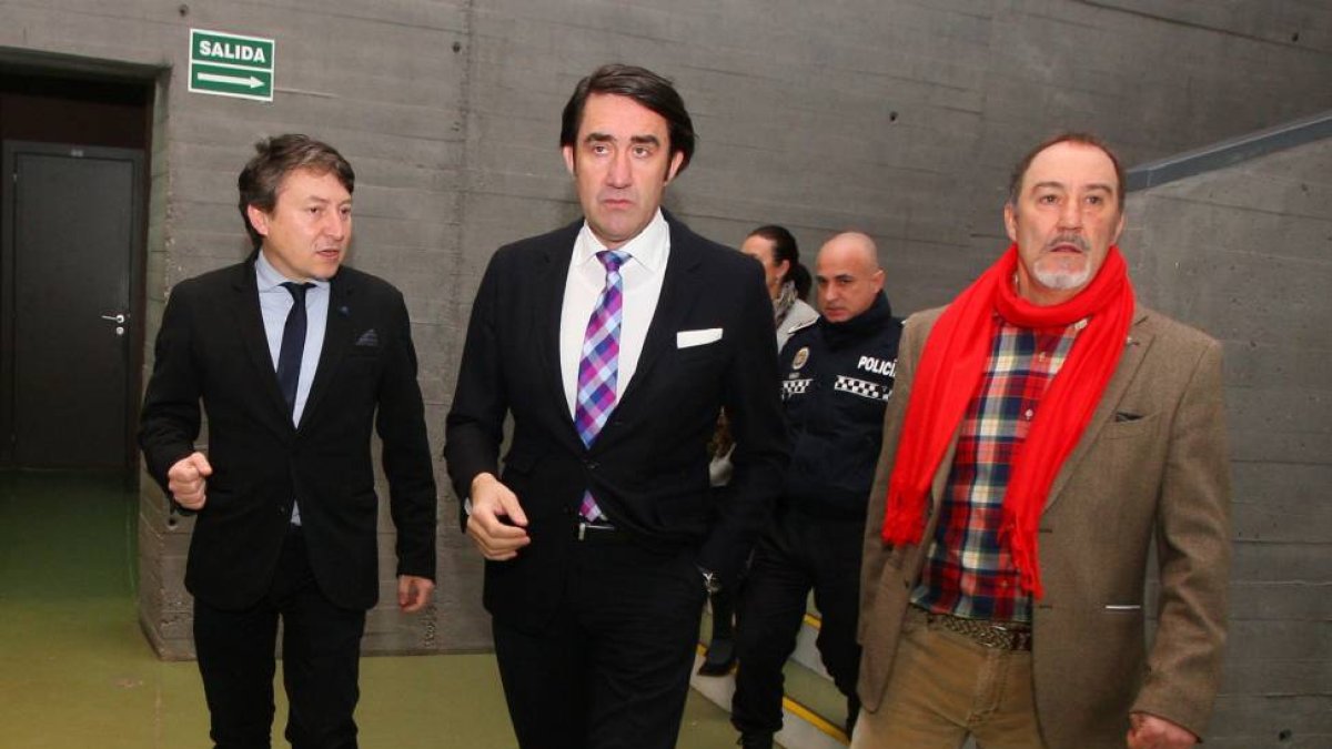 El subdelegado del Gobierno en León, Juan Carlos Suárez-Quiñones (C), junto al alcalde de Ponferrada, Samuel Folgueral (I), y el concejal de Tráfico y Seguridad, durante la inauguración de las Jornadas de Gestión de Seguridad y Emergencias-Ical