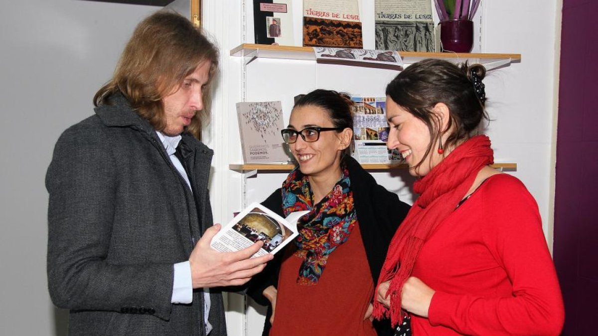 La diputada nacional Ana Marcello (D), la concejala María Hernández (C) y el secretario autonómico de Podemos, Pablo Fernández (I), participan en 'El Congreso en tu plaza' que organiza la formación-ICAL