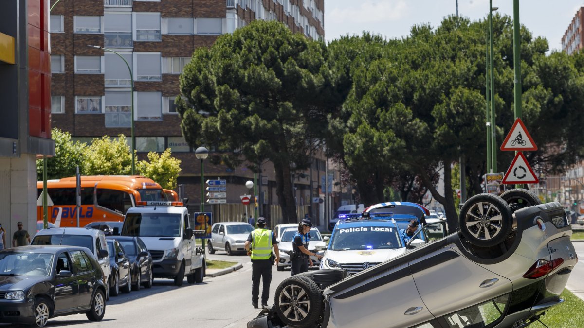 Imagen del vehículo volcado en la avenida de Castilla y León. SANTI OTERO