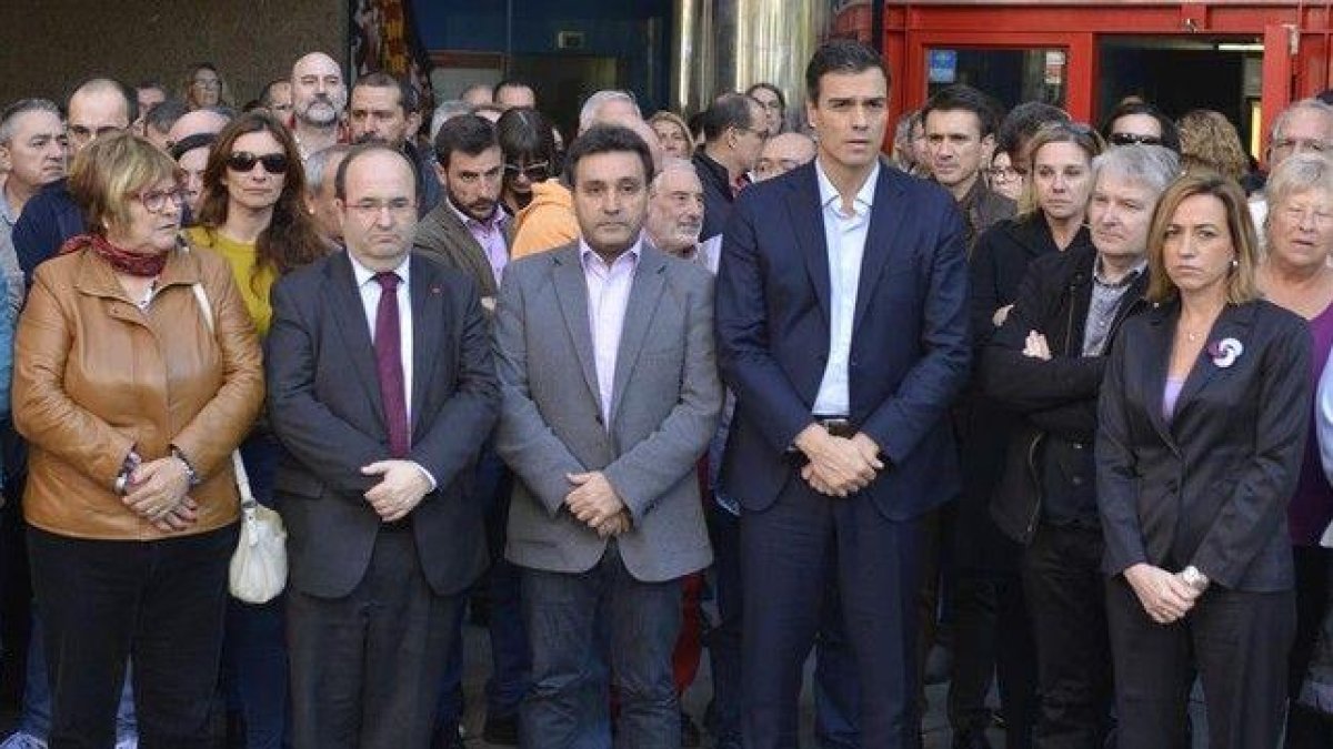 Pedro Sánchez guarda un minuto de silencio por los atentados de París frente a la sede de UGT en Barcelona, este lunes, junto a Miquel Iceta y Carme Chacón.-FERRAN SENDRA