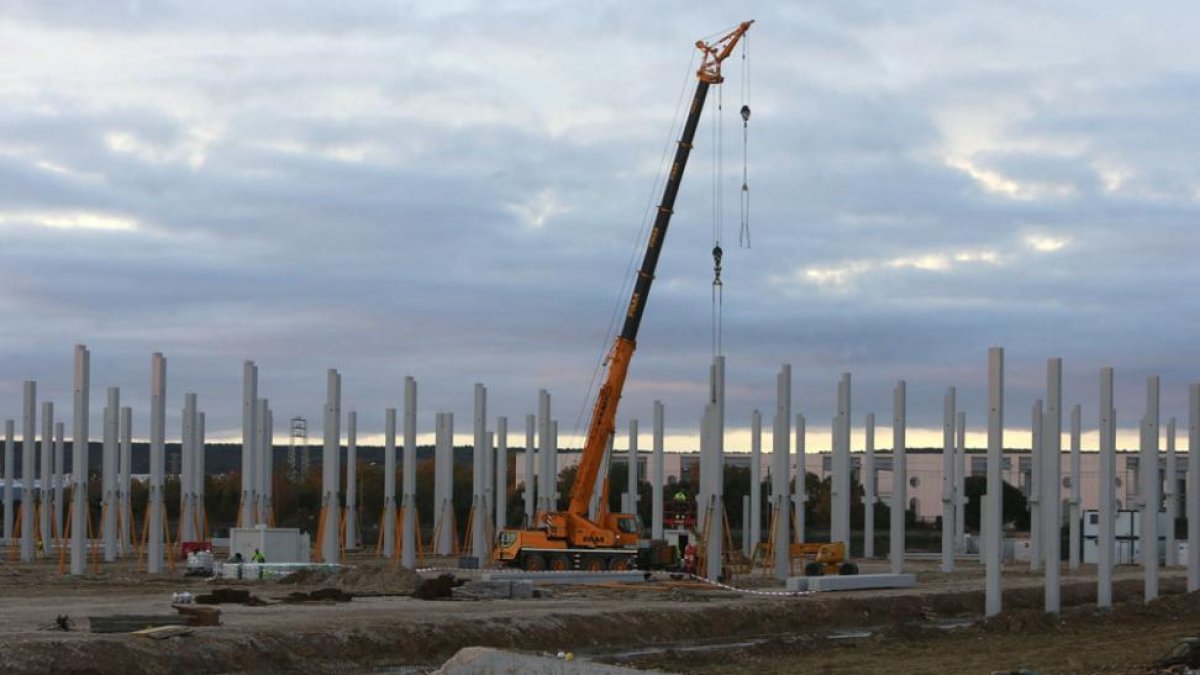 El primer pilar se colocó hace una semana y ayer este era el aspecto del terreno de la planta.-RAÚL G. OCHOA