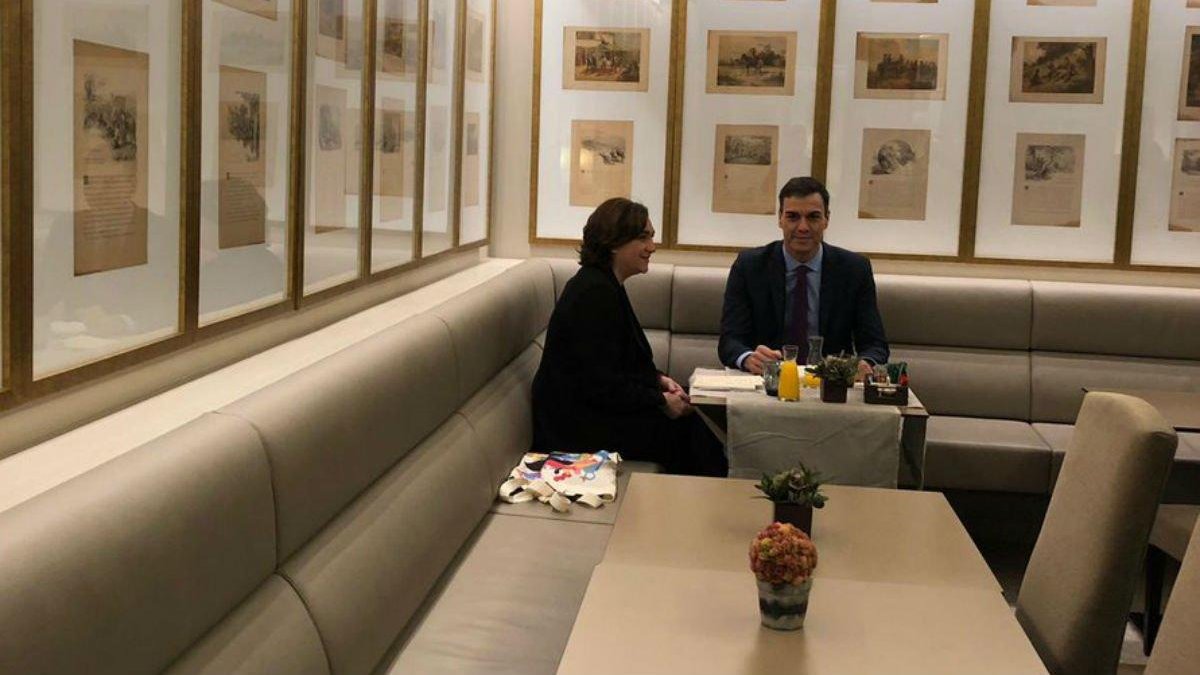 Ada Colau y Pedro Sánchez, durante la reunión que han mantenido este viernes.-MONCLOA