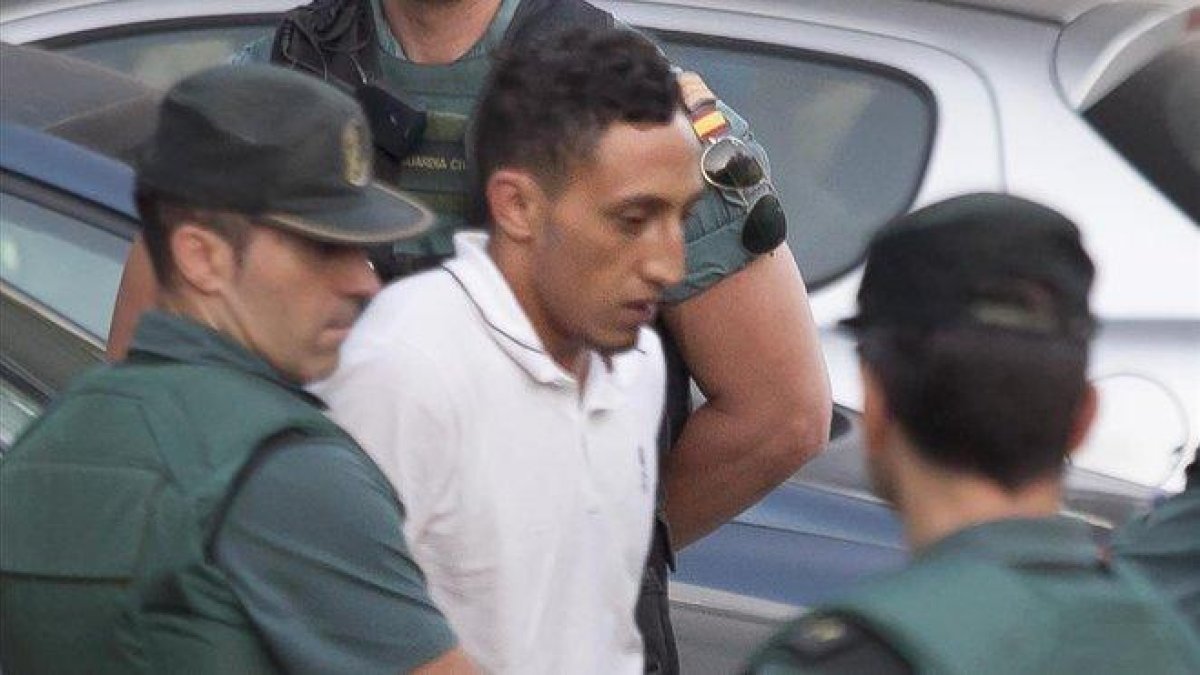Driss Oukabir, conducido por la Guardia Civil en el centro de detención de Tres Cantos (Madrid) el 22 de agosto de 2017, día en que ingresó en prisión.-STRINGER