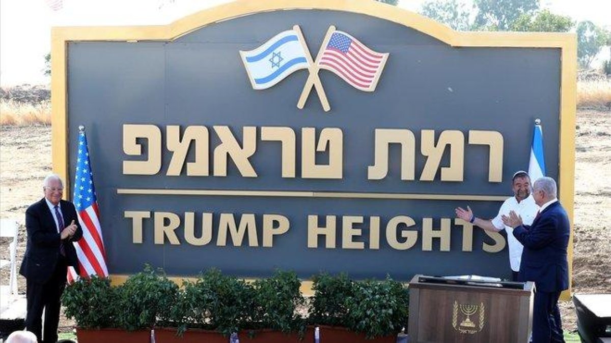 El primer ministro israelí Binyamin Netanyahu y el embajador de Estados Unidos David Friedman inauguran la Colina Trump en los Altos del Golán.-AMMAR AWAD