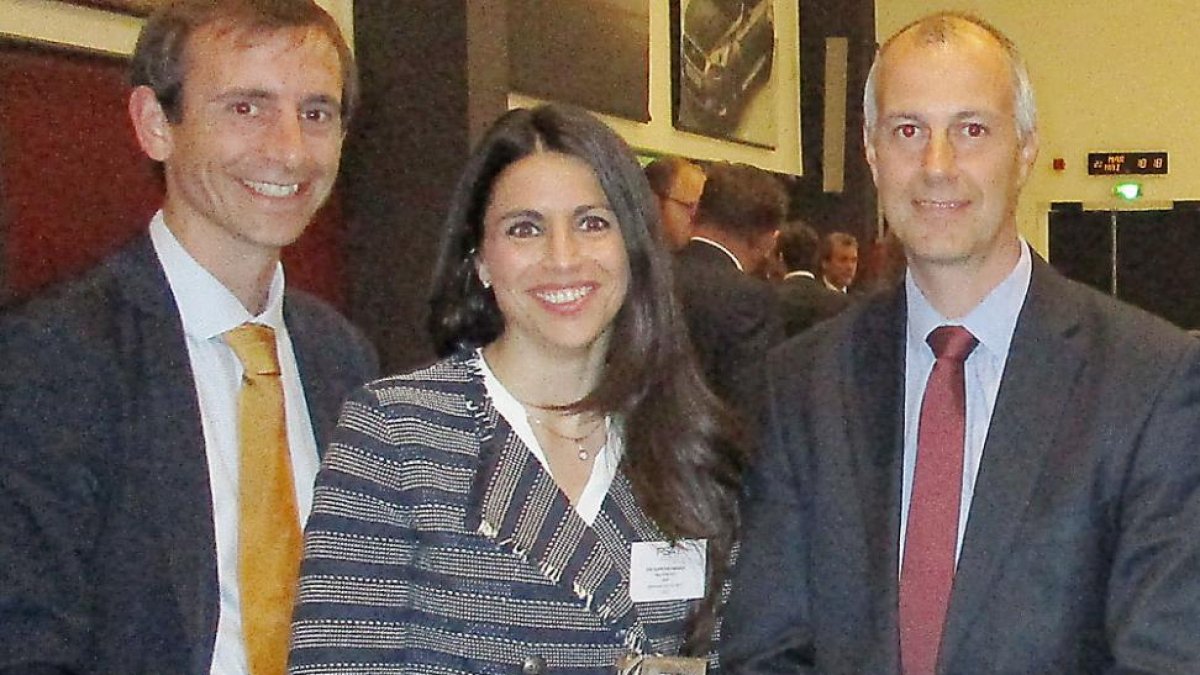 La CEO de ASTI, Verónica Pascual, posa con el premio recibido en París.-ECB