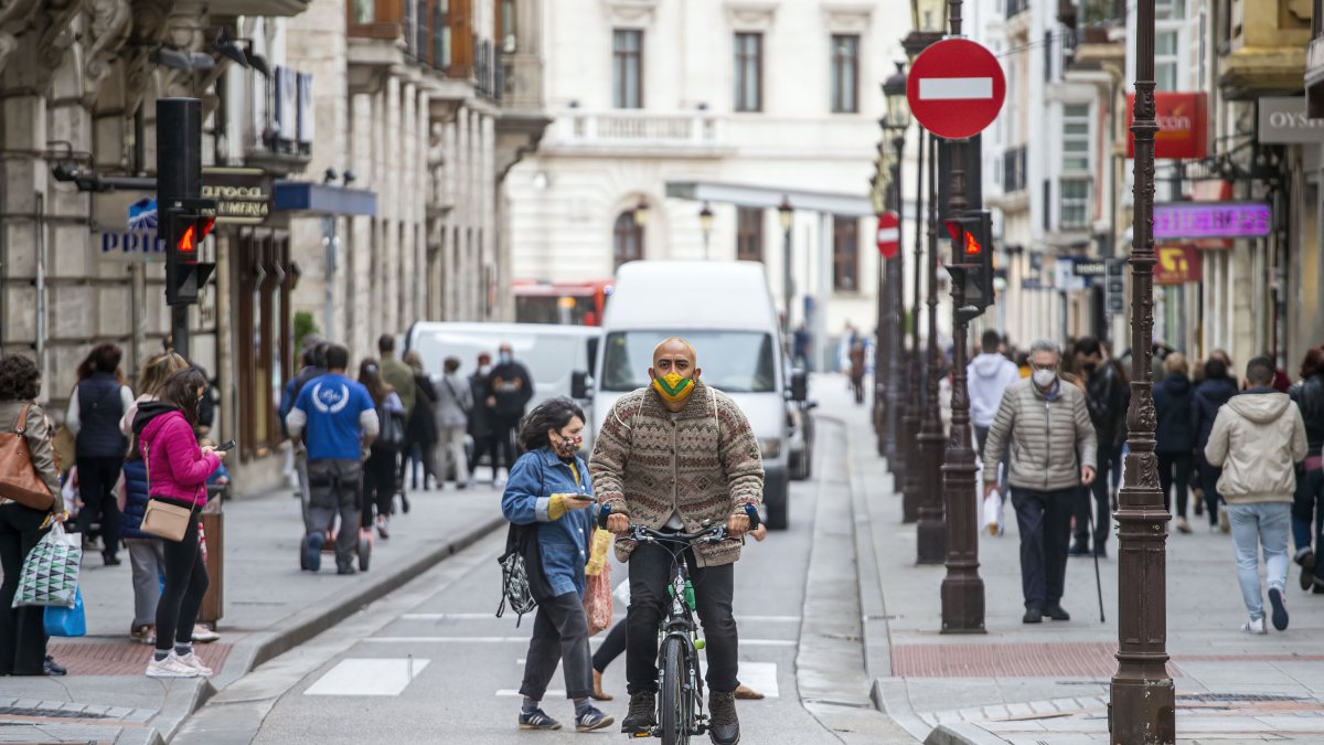 Un ciclista urbano recorre la calle Santander, señalizada desde hace unos meses como ciclocalle. SANTI OTERO