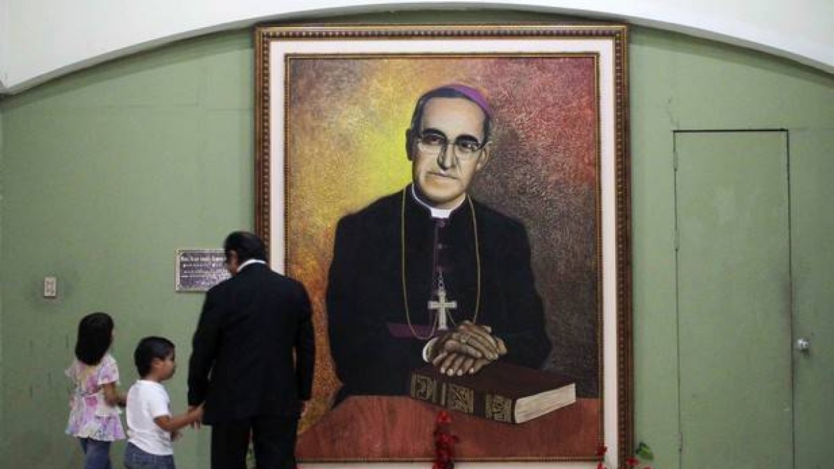 Retrato de monseñor Romero en la catedral de San Salvador.-Foto:  STR / AFP