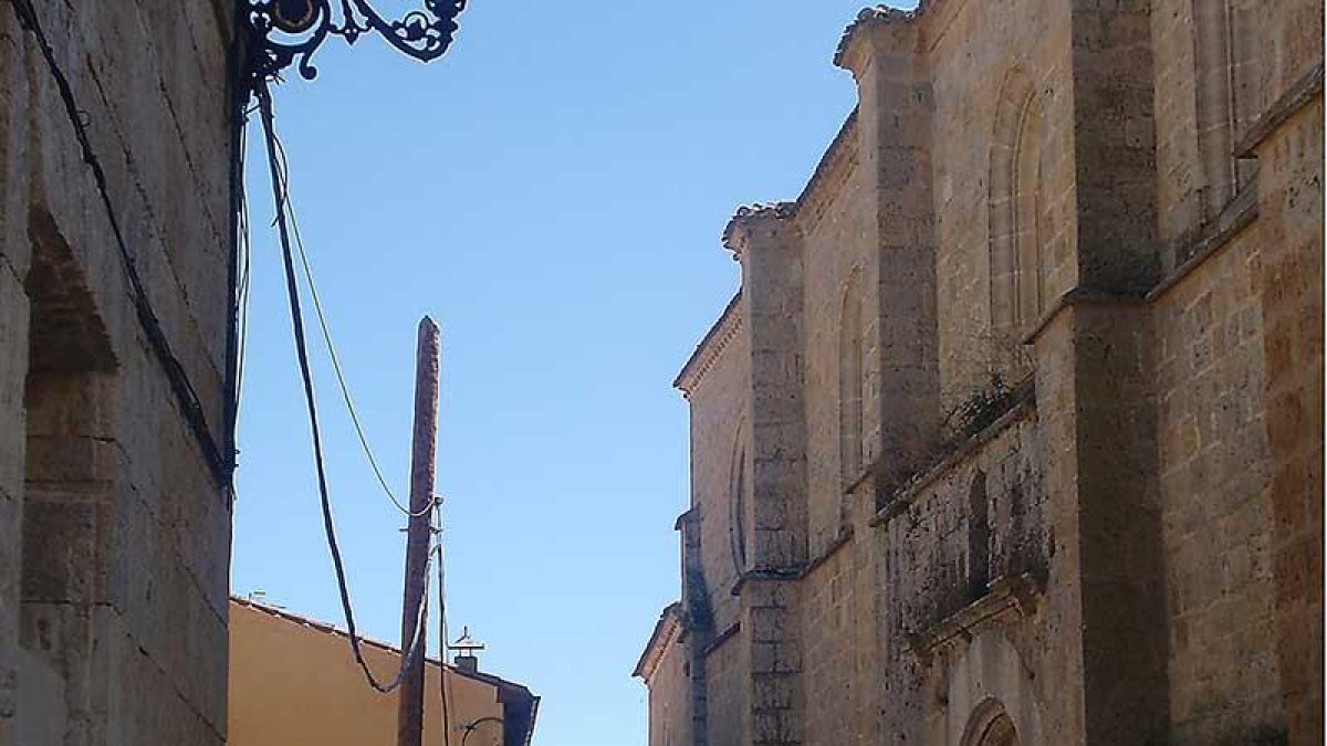 Se ha aparcado por ahora la calle Real, parte de la cual ya arregló la Junta.-M. M.