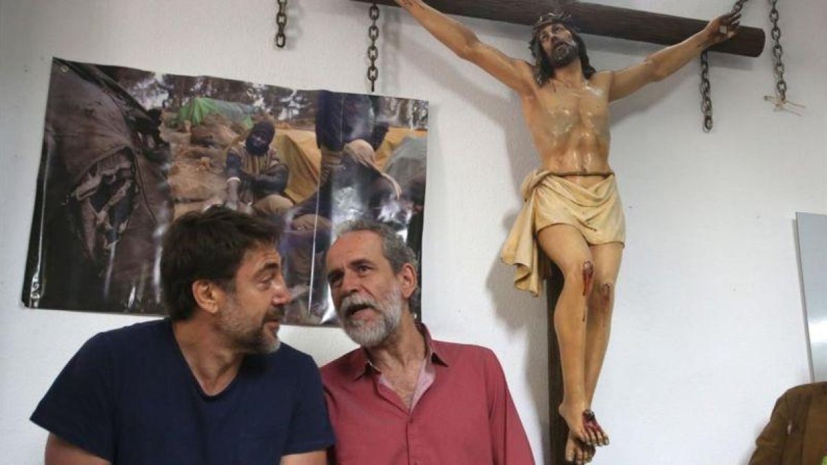 Javier Bardem (izquierda) y Willy Toledo, en la parroquia roja de Vallecas (Madrid).-DAVID CASTRO