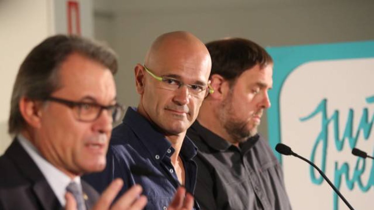 Artur Mas, Raül Romeva y Oriol Junqueras, este lunes, 21 de septiembre, en un acto de Junts pel Sí.-DANNY CAMINAL