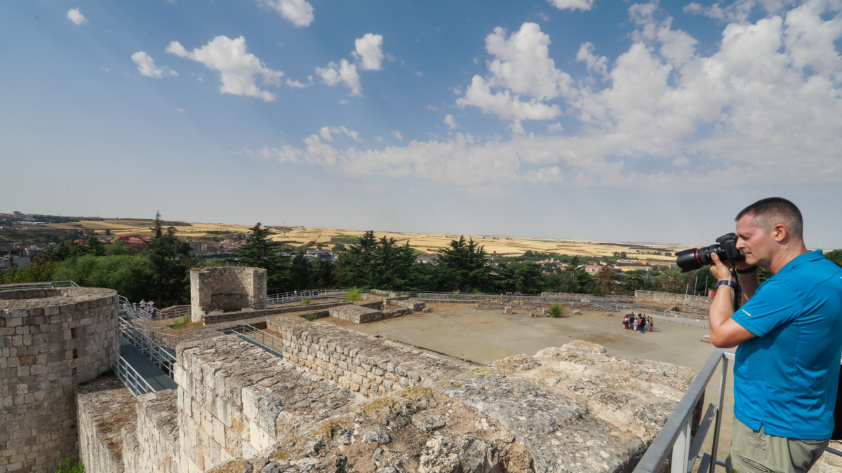 Un hombre toma una imagen desde el Castillo de Burgos. TOMÁS ALONSO