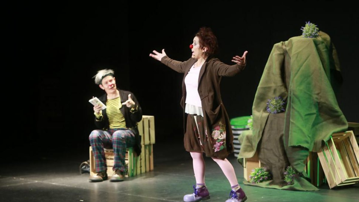 María Jesús Hernando y Chus Gutiérrez en un momento del preestreno del espectáculo que llevan a la Sala Esmark.-RAÚL G. OCHOA