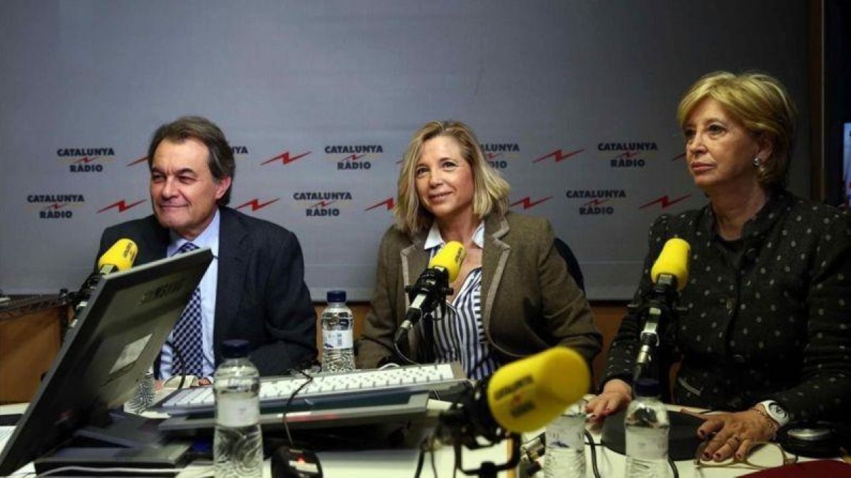 Artur Mas junto a Joana Ortega e Irene Rigau durante la entrevista en Cataluña Ràdio.-Toni Albir