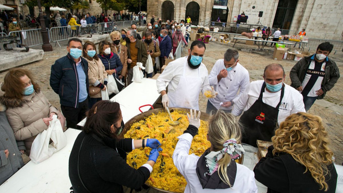 La Paella Solidaria de Acorebu ha sido todo un éxito. TOMÁS ALONSO