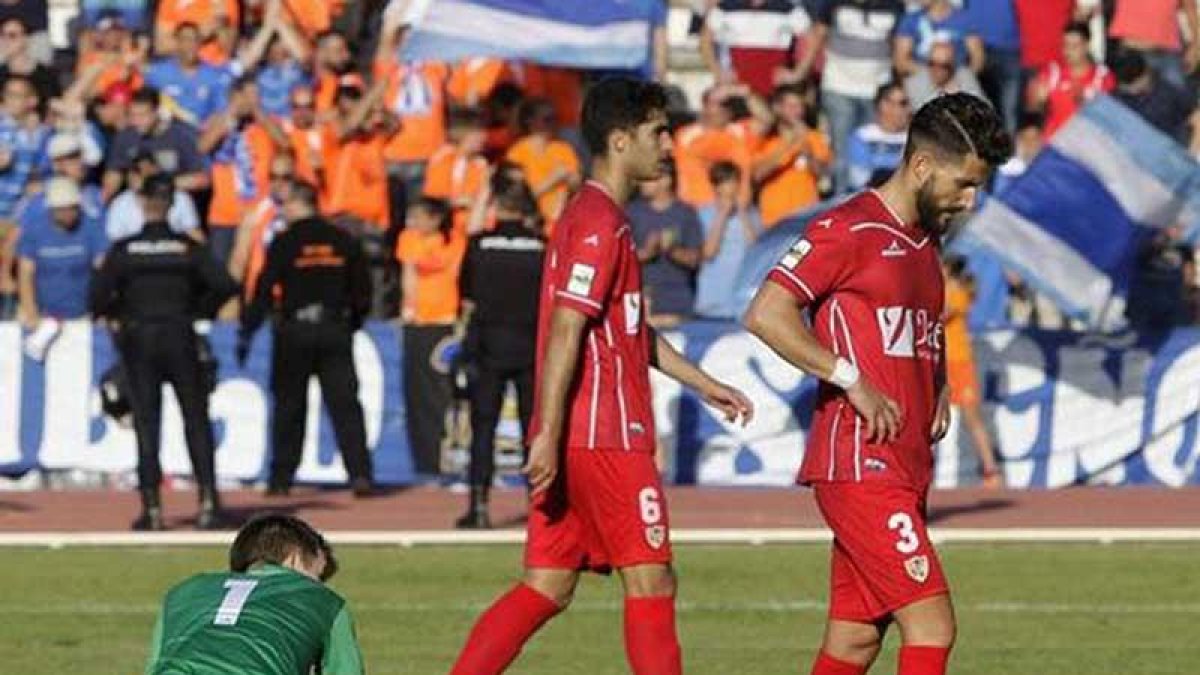 Como le ocurrió al Burgos, el linares acabó goleado en su último partido liguero.-IDEAL.ES