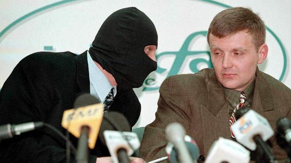 El coronel del Servicio de Seguridad Federal rusa Alexander Litvinenko (derecha) y un colega enmascarado (izquierda) en una rueda de prensa el 17 de noviembre de 1998.-EFE / SERGEI KAPTILKIN