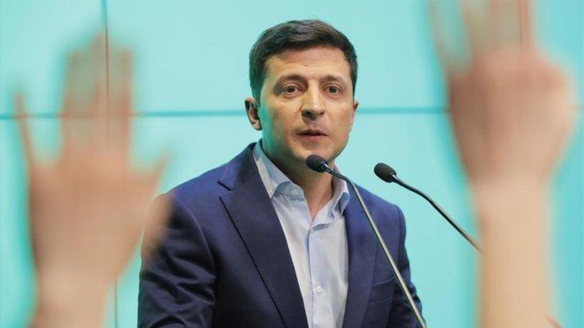 El presidente de Ucrania y cómico, Volodymyr Zelenski, durante un acto en abril de este año.-VADIM GHIRDA (AP)