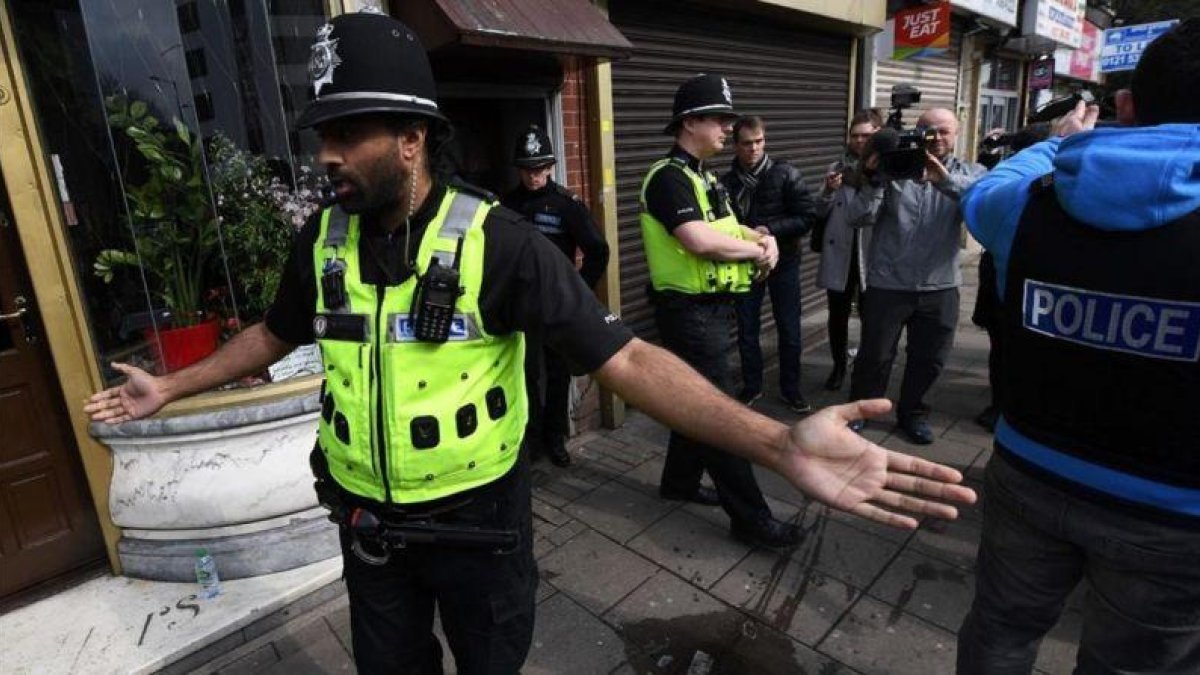 Policías ante una de las vivendas registradas en Birmingham.-AFP / PAUL ELLIS